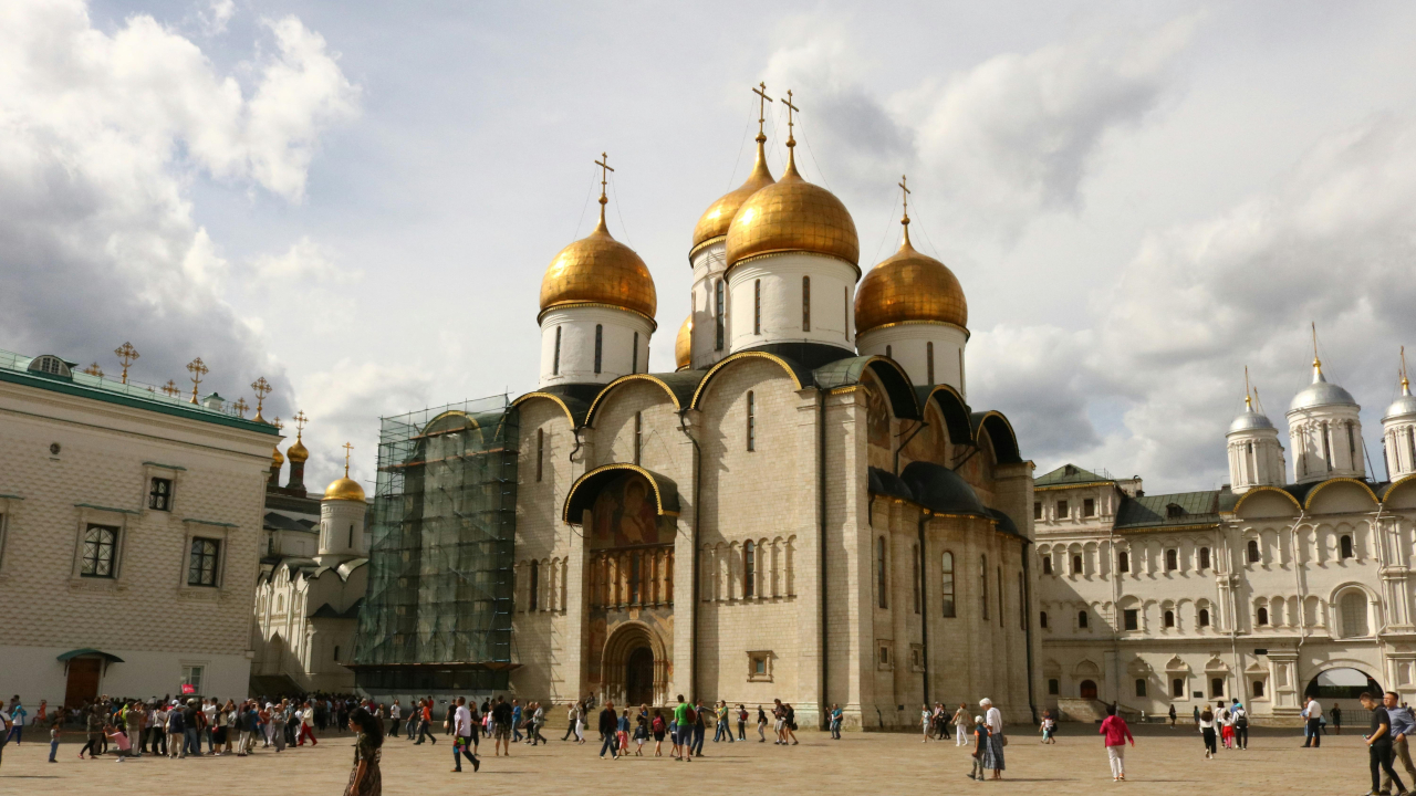 Собор с золотыми куполами