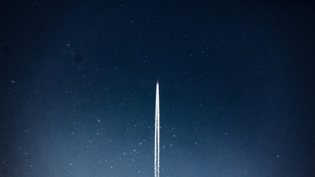 Ракета взлетающая в звёздное небо