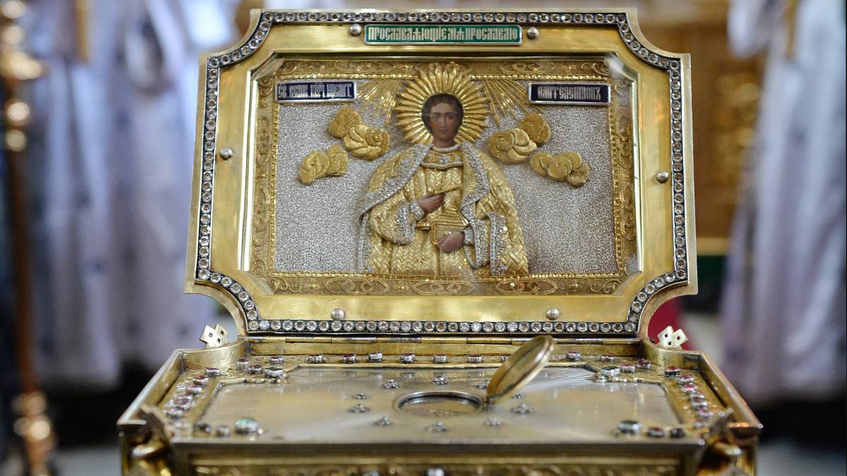 Ковчег с мощами великомученика и целителя Пантелеимона
