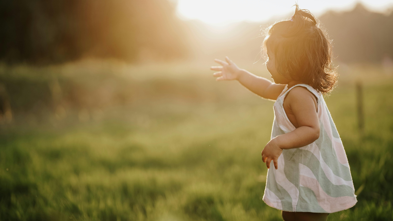 Маленькая девочка в поле