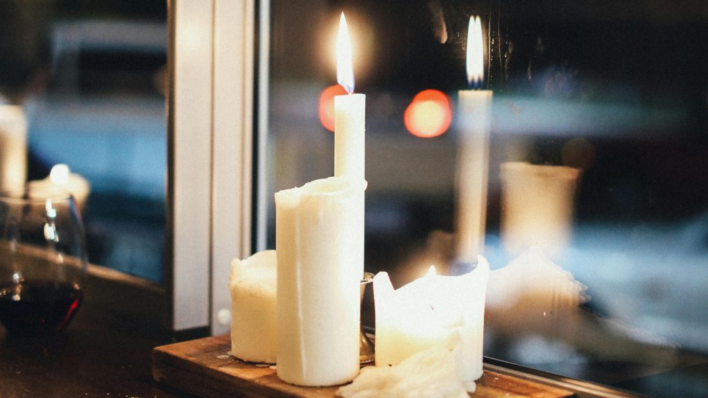 Свечи на окне
