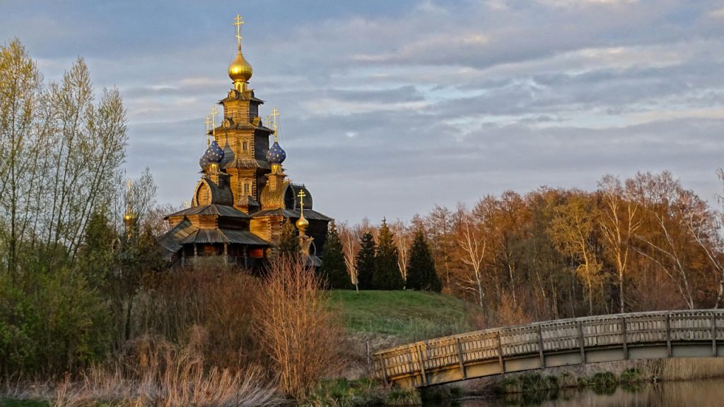 Деревянная церковь на берегу