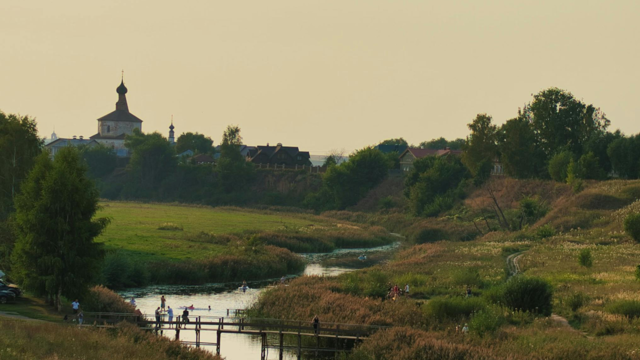 Силуэт монастыря летним днем