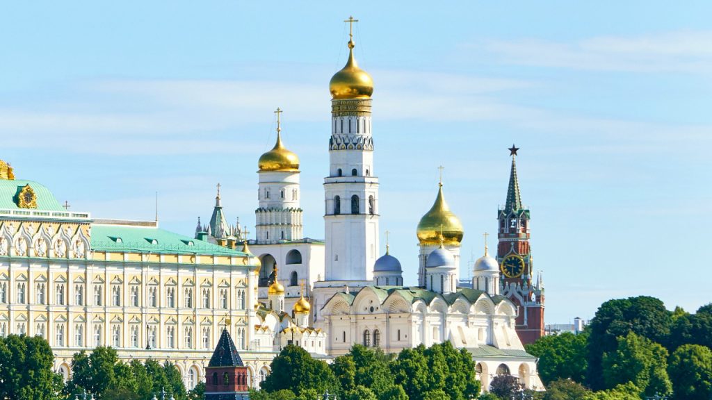 Успенский собор Московского Кремля под ярким солнцем