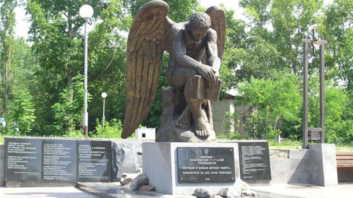 Скорбящий ангел тольятти. Памятник ангела в Тольятти. Парк ангел Тольятти. Скорбящий ангел скульптура Тольятти.