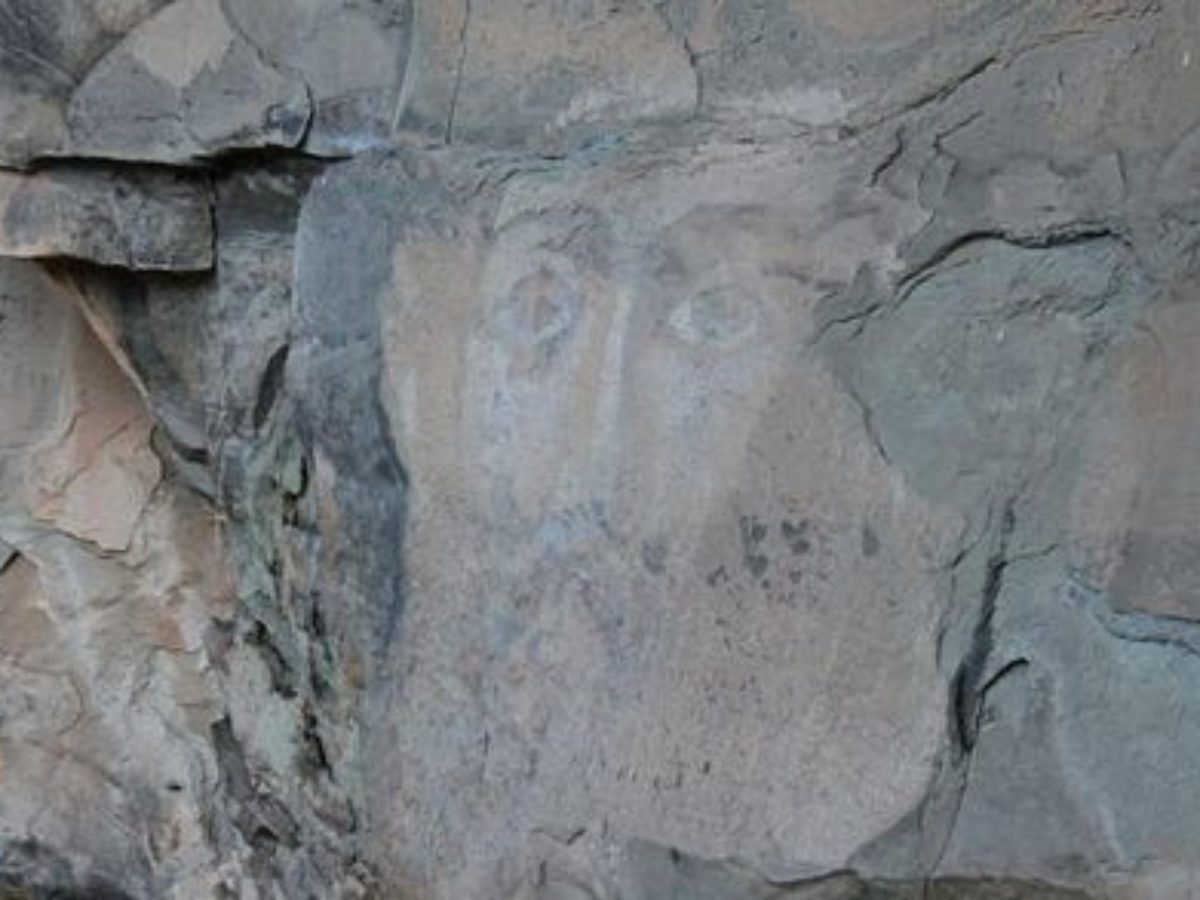 Наскальный лик христа в архызе. Лик христа на скале в архызе. Лик христа на скале в карачаево черкесии. Нерукотворный лик христа в архызе. Лик христа ступеньки.