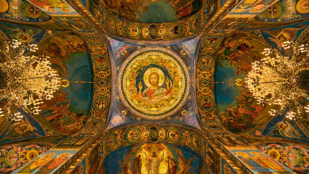 Образ Иисуса Христа под куполом храма
