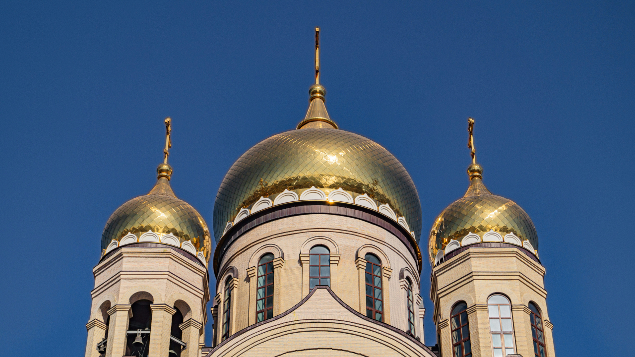 Три золотых купола церкви