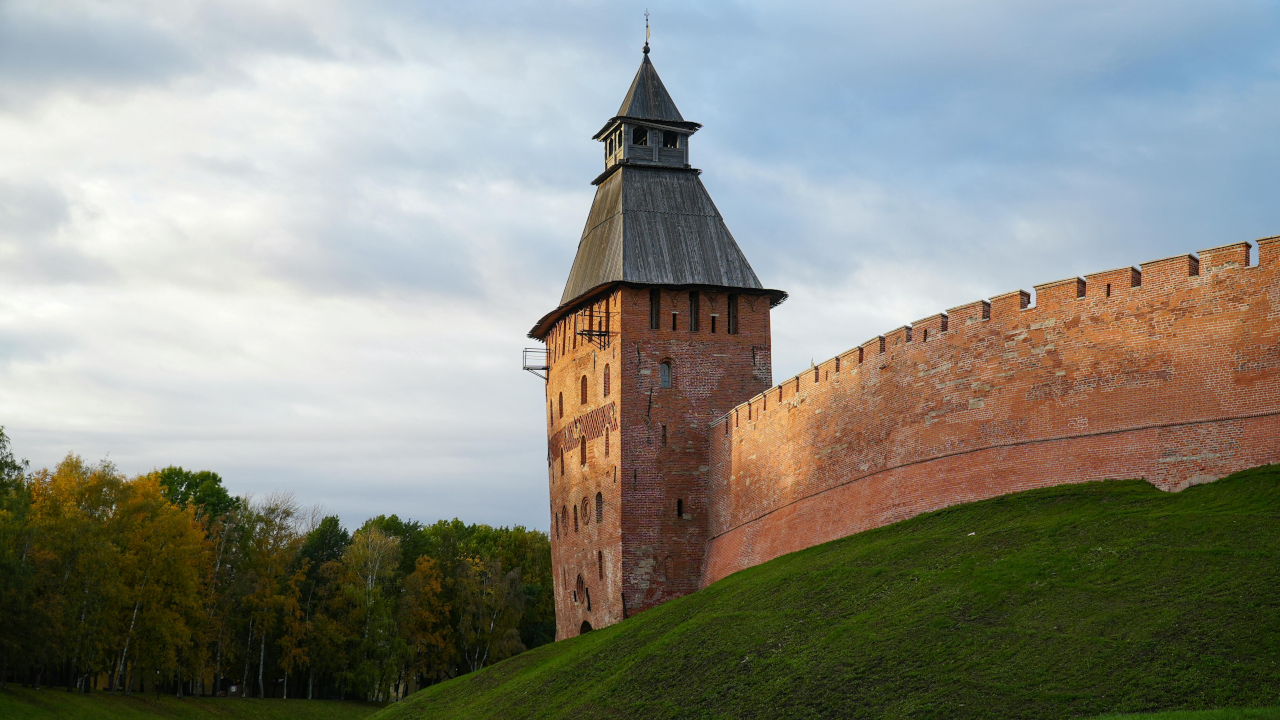Стена красно-кирпичного кремля с башней