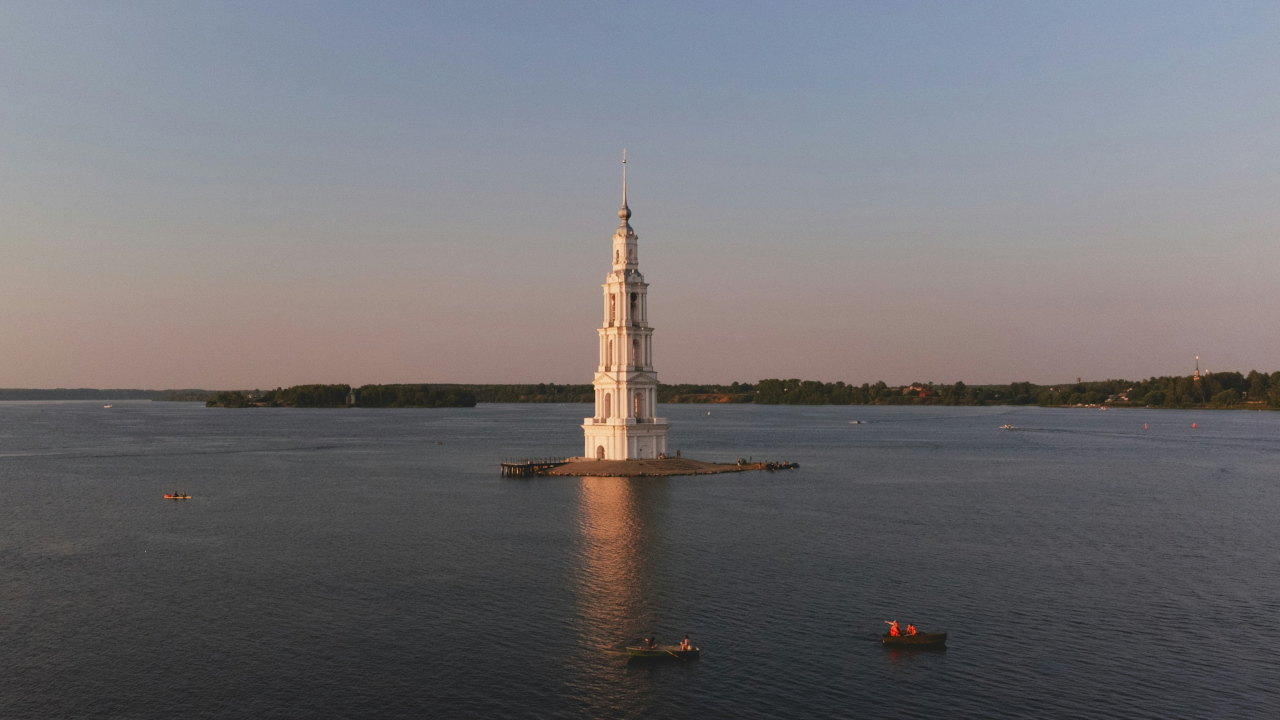 Колокольня стоит посередине озера