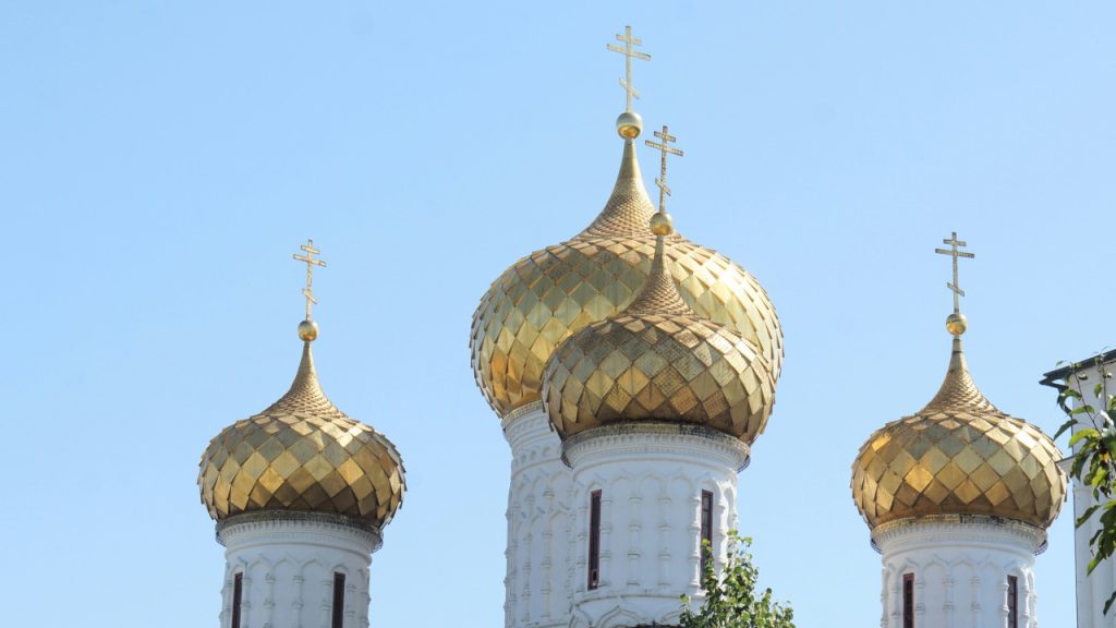 Золотые маковки церкви