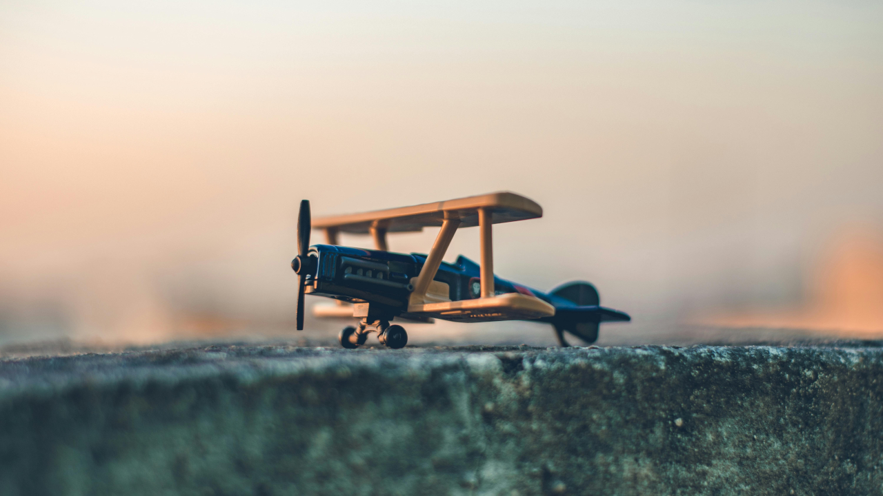 Игрушечный самолётик