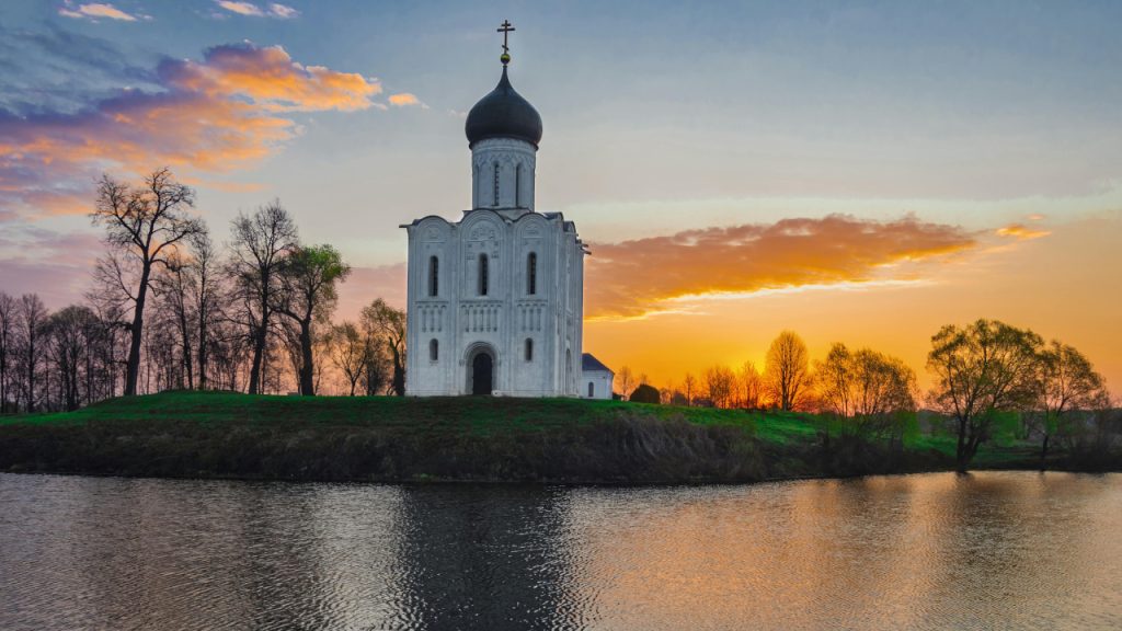Белокаменный храм на берегу водоёма