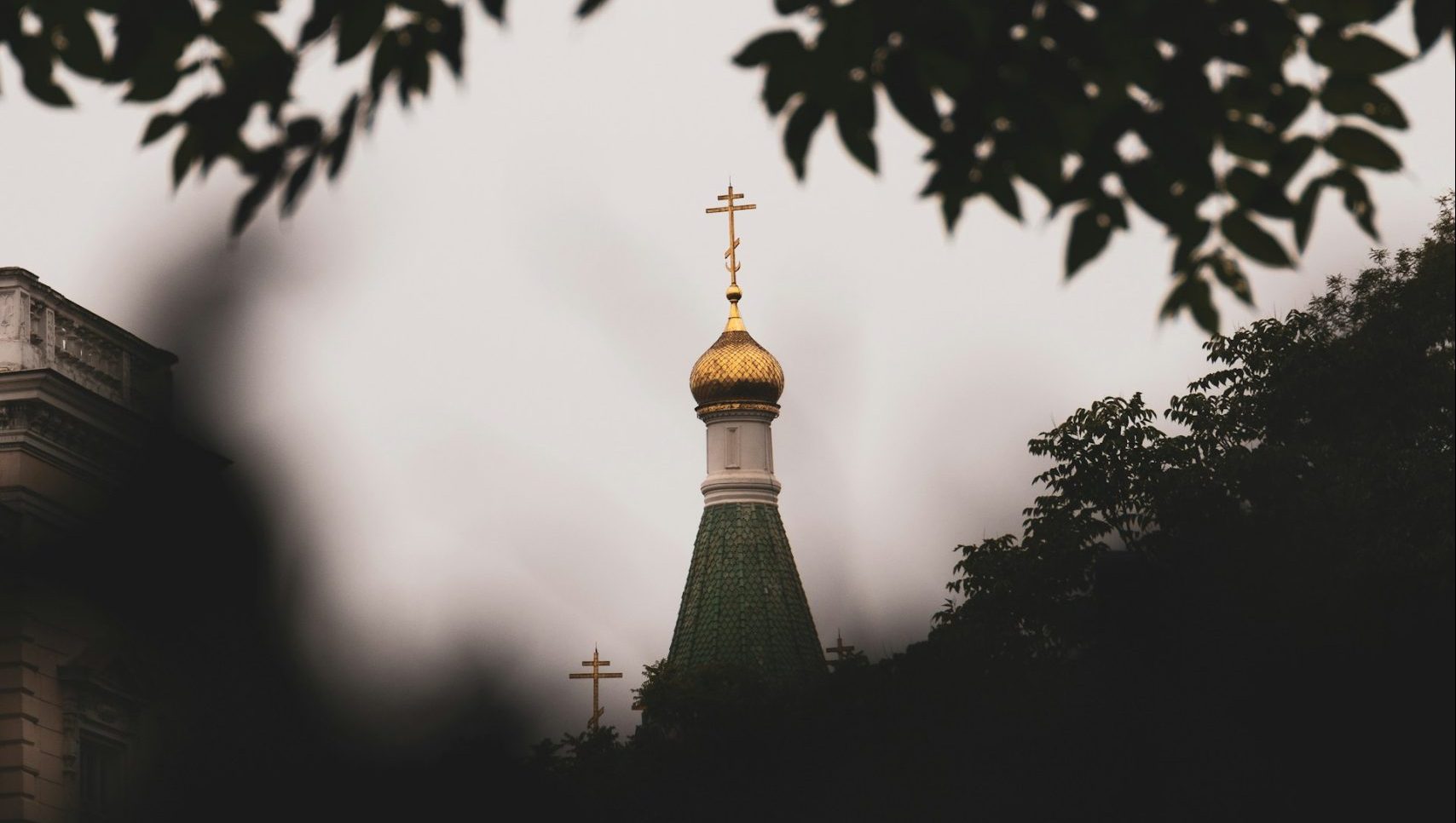 Купол с крестом золотого цвета