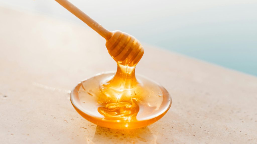 Деревянная ложка-веретено с мёдом