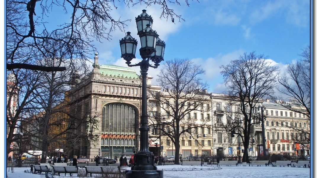 Заснеженная улица с фонарями в Петербурге