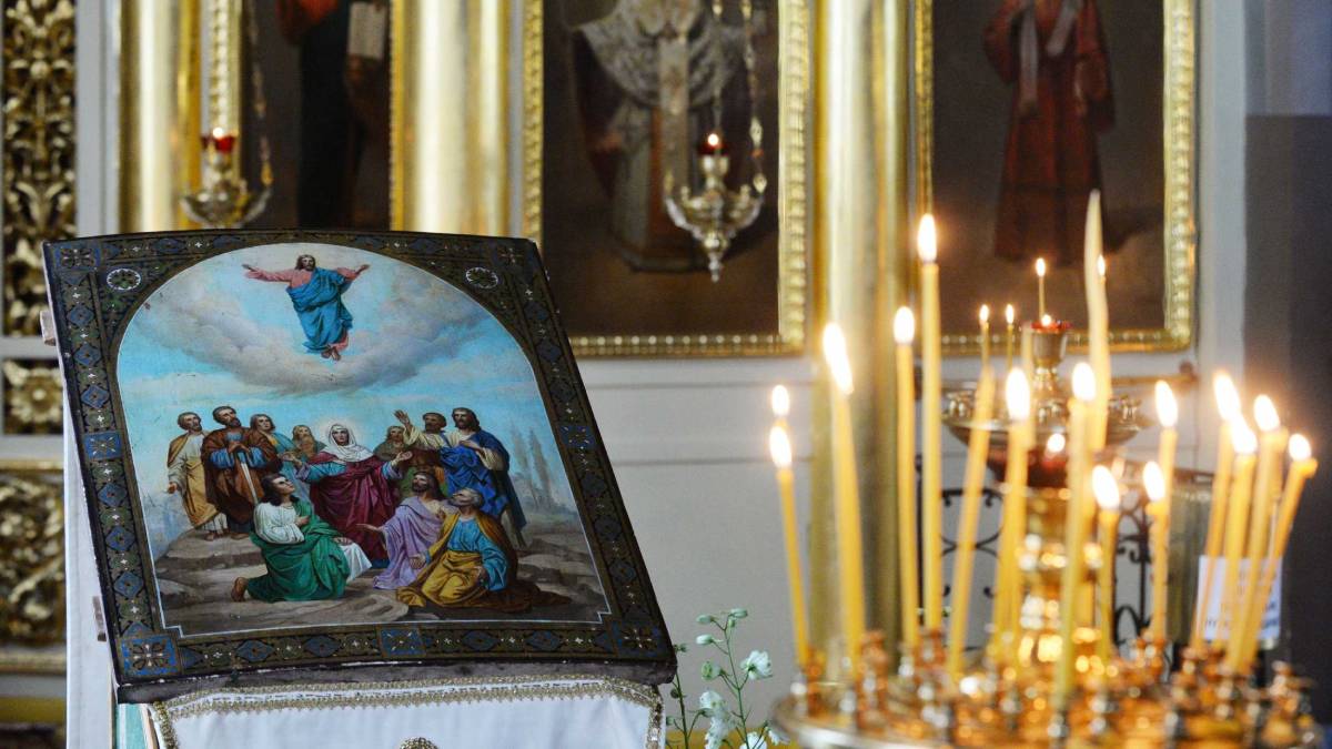 Икона Вознесения Господня рядом с подсвечником