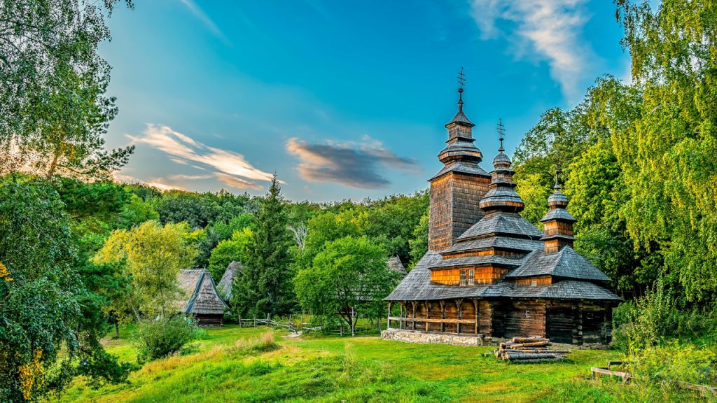 Деревянная церковь на опушке леса