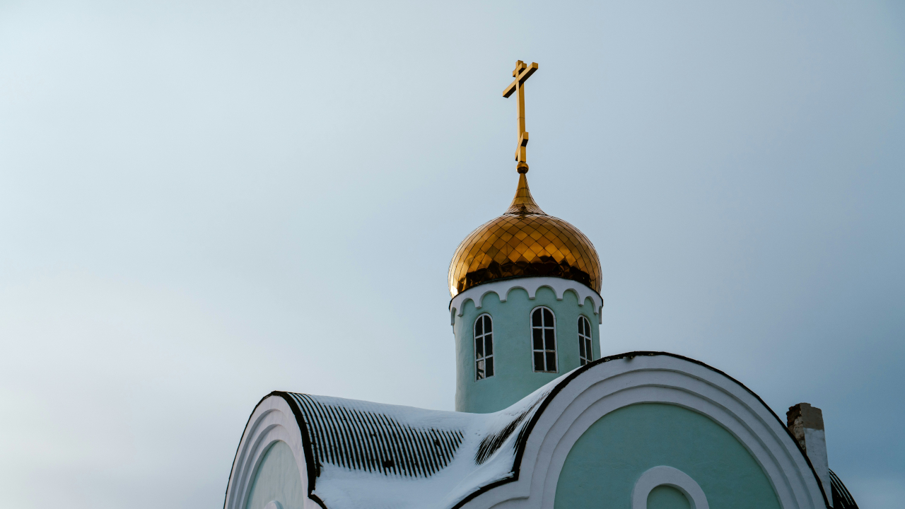 Голубая церковь, припорошенная снегом