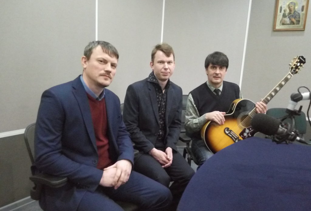 Молодой парень кончил внутрь подруги