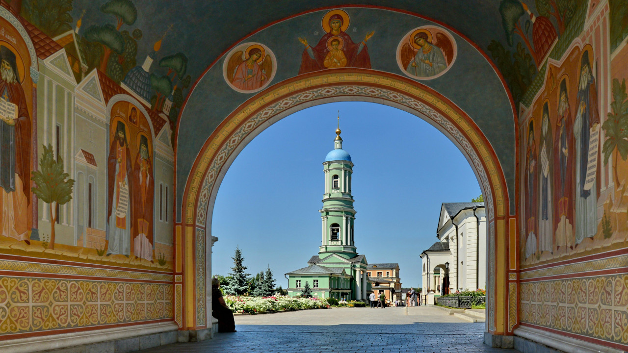 Вид на колокольню из арки