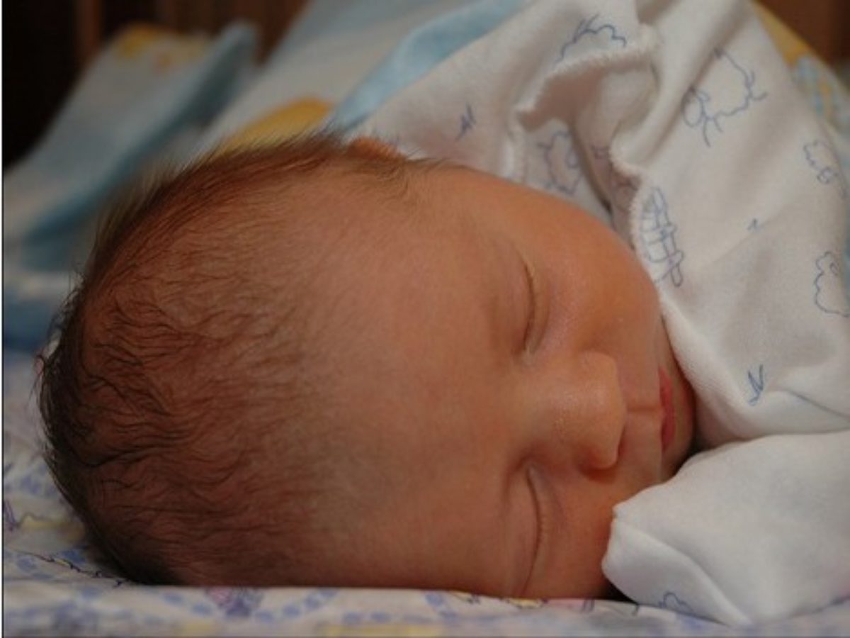 У ребенка пульсирует родничок. Новорожденный ребенок. Новорожденные дети с волосами. Фото малышей новорожденных.