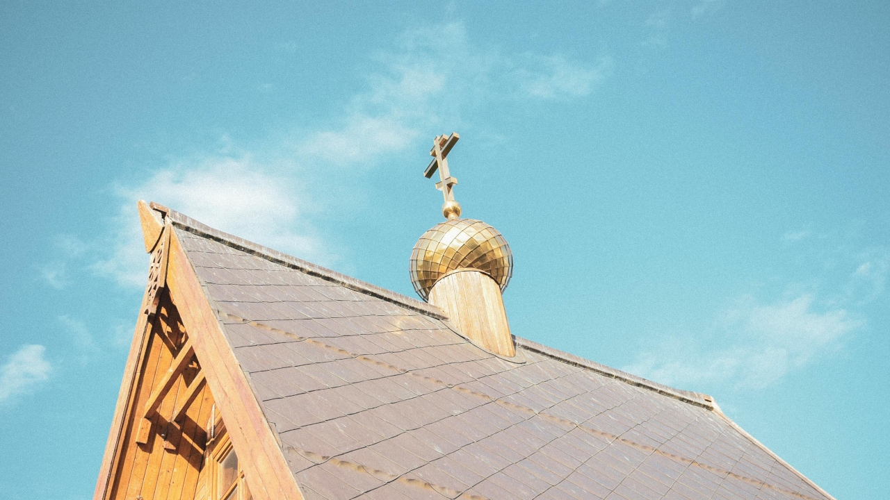 Крыша деревянной церкви, с маковкой