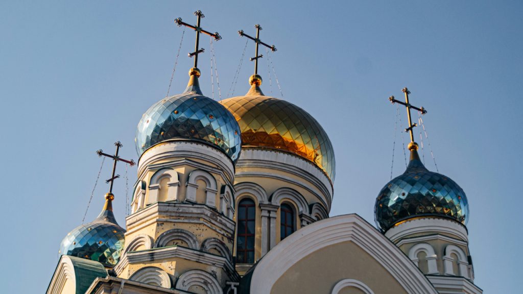 Бежевый храм, крестово-купольной архитектуры