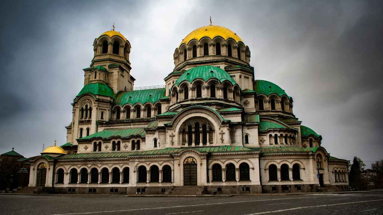Монастырь с зелёной крышей и золотыми куполами