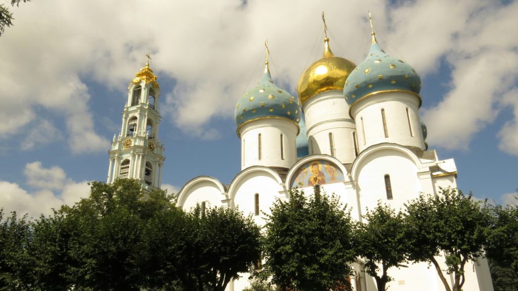 Белокаменный храм с голубыми и золотыми куполами