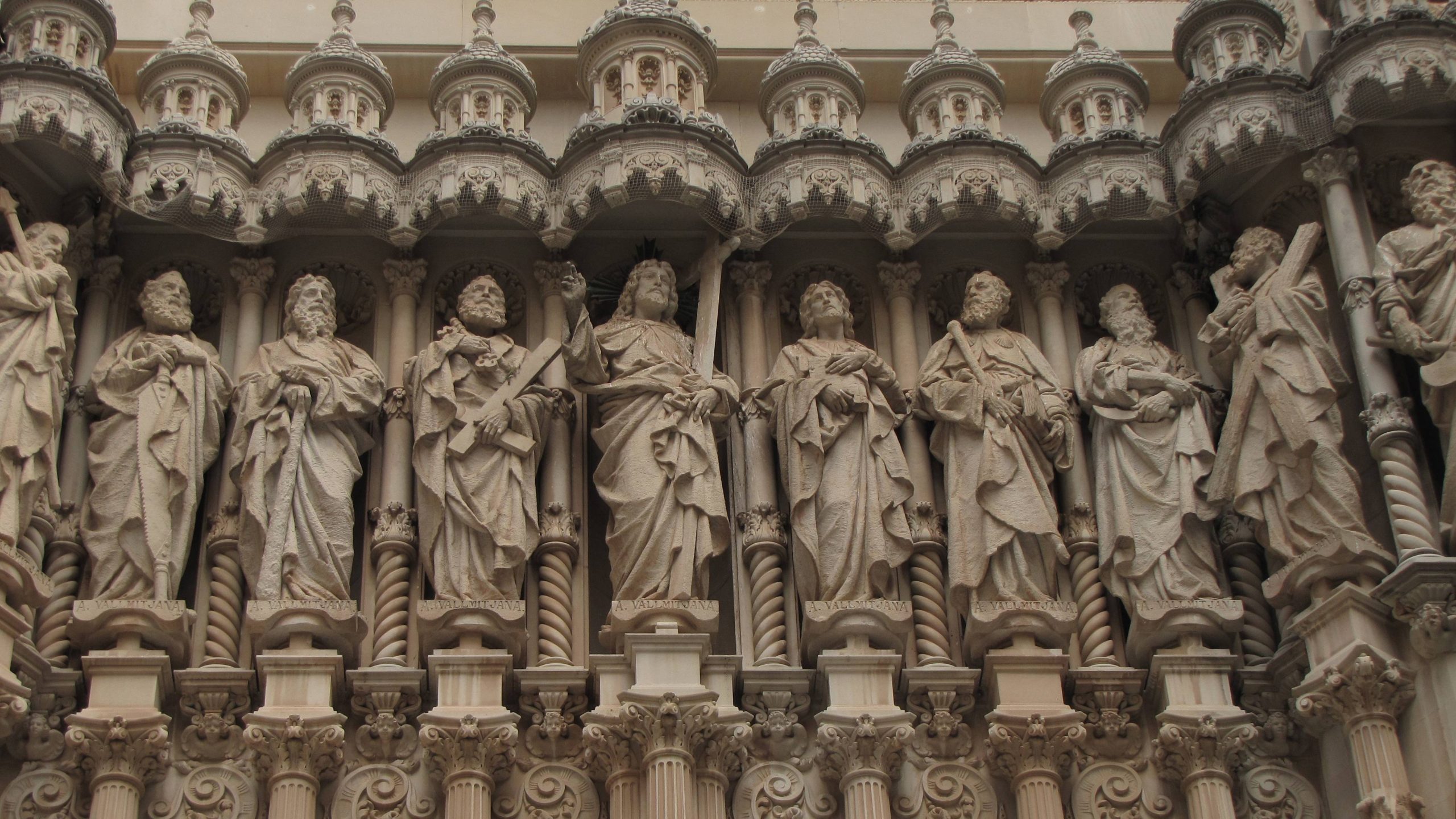 Скульптуры двенадцати апостолов