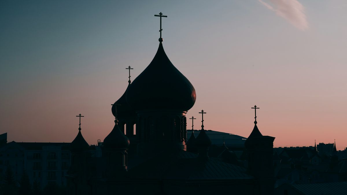 Силуэты куполов православного храма на фоне неба