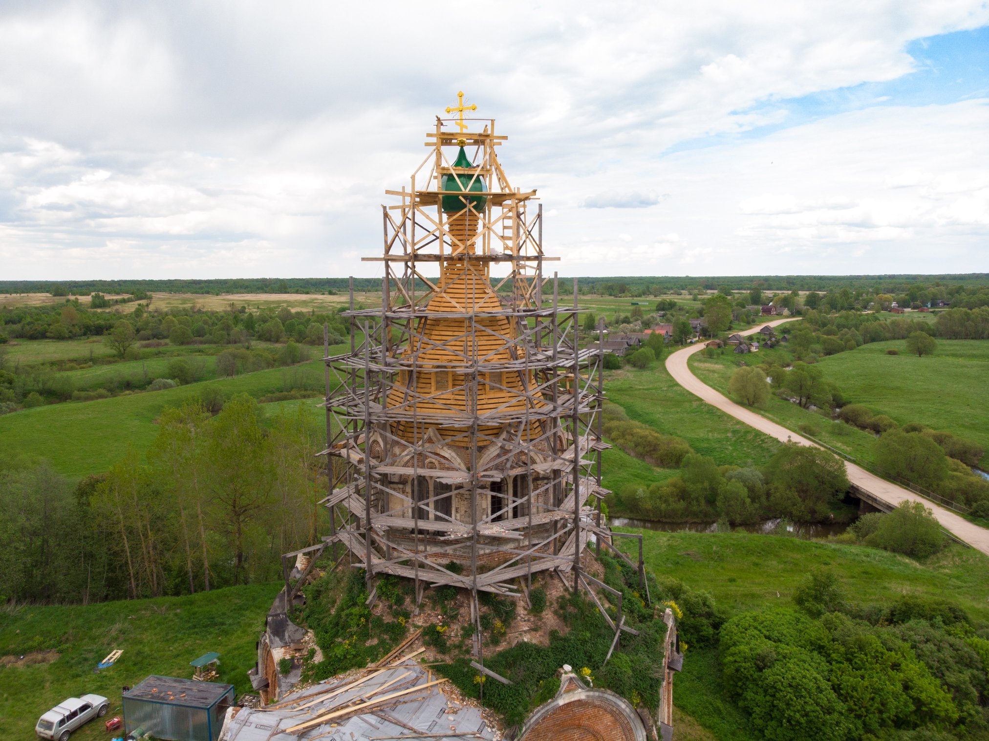 Крест на куполе храма