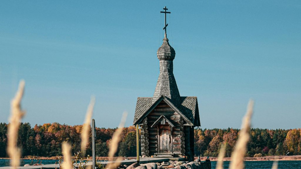 Деревянная церковь на берегу реки