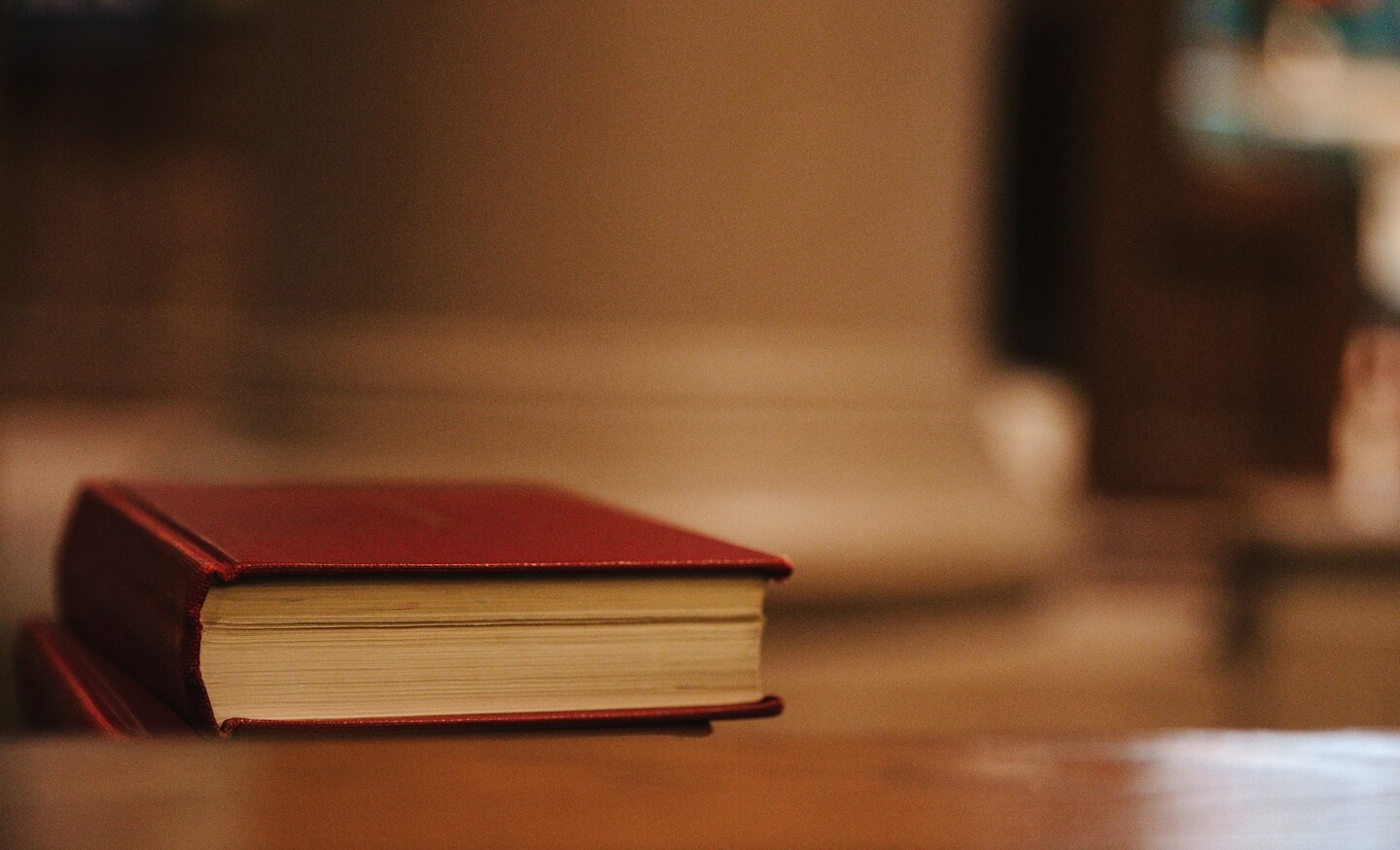 Книга на столе
