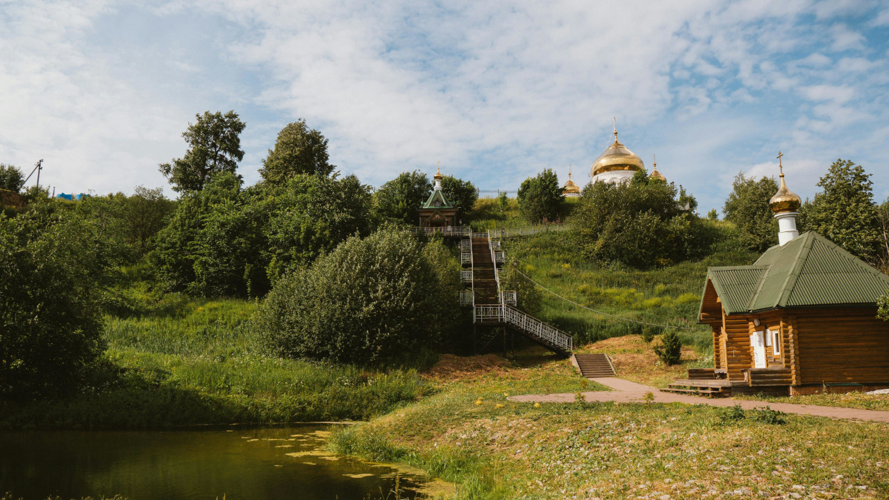 Деревянная церковь на берегу пруда
