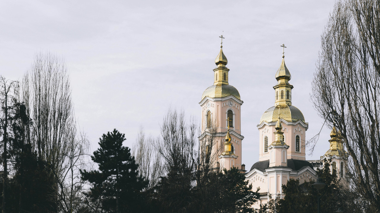 Ранняя весна. Церковные купола виднеются сквозь верхушки голых деревьев