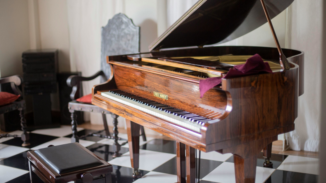 Коричневый рояль со стулом