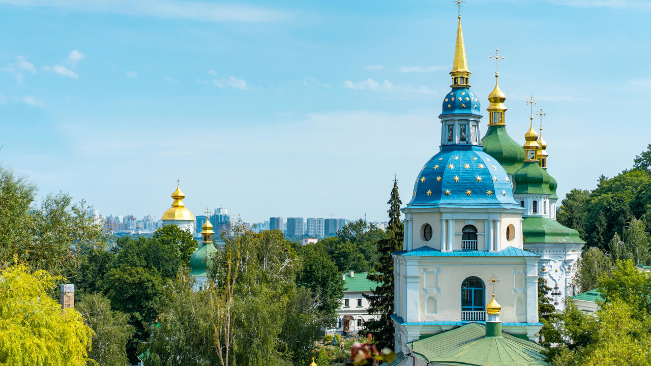 Храм с голубыми и зелёными крышами