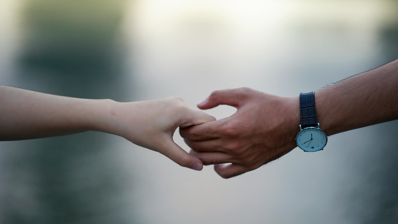 Мужская рука держит женскую руку