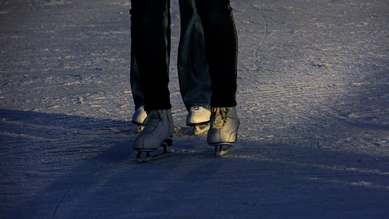 Пара в фигурных коньках