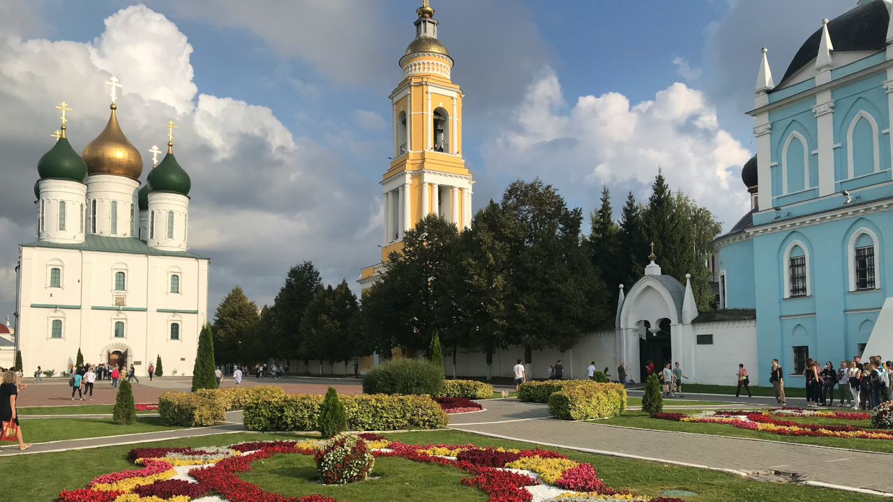 Церковный двор, с красивой клумбой