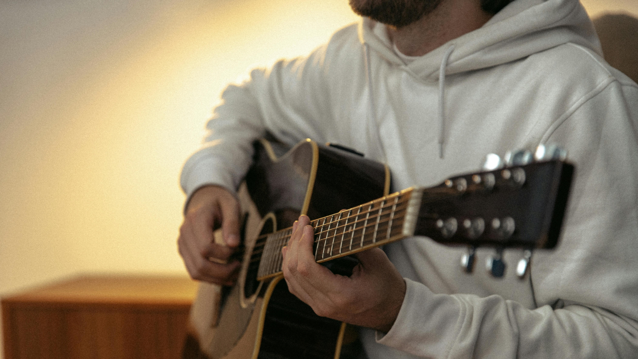 Мужчина играет на гитаре