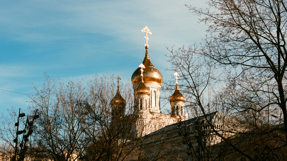 Церковные купола на фоне весеннего неба