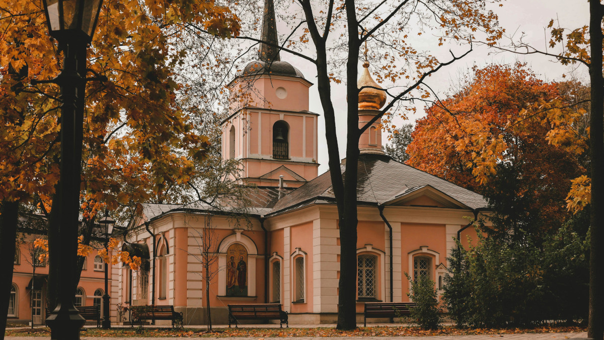 Церковь осенью
