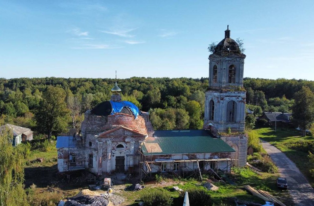 Полуразрушенный храм святителя Николая в селе Монаково