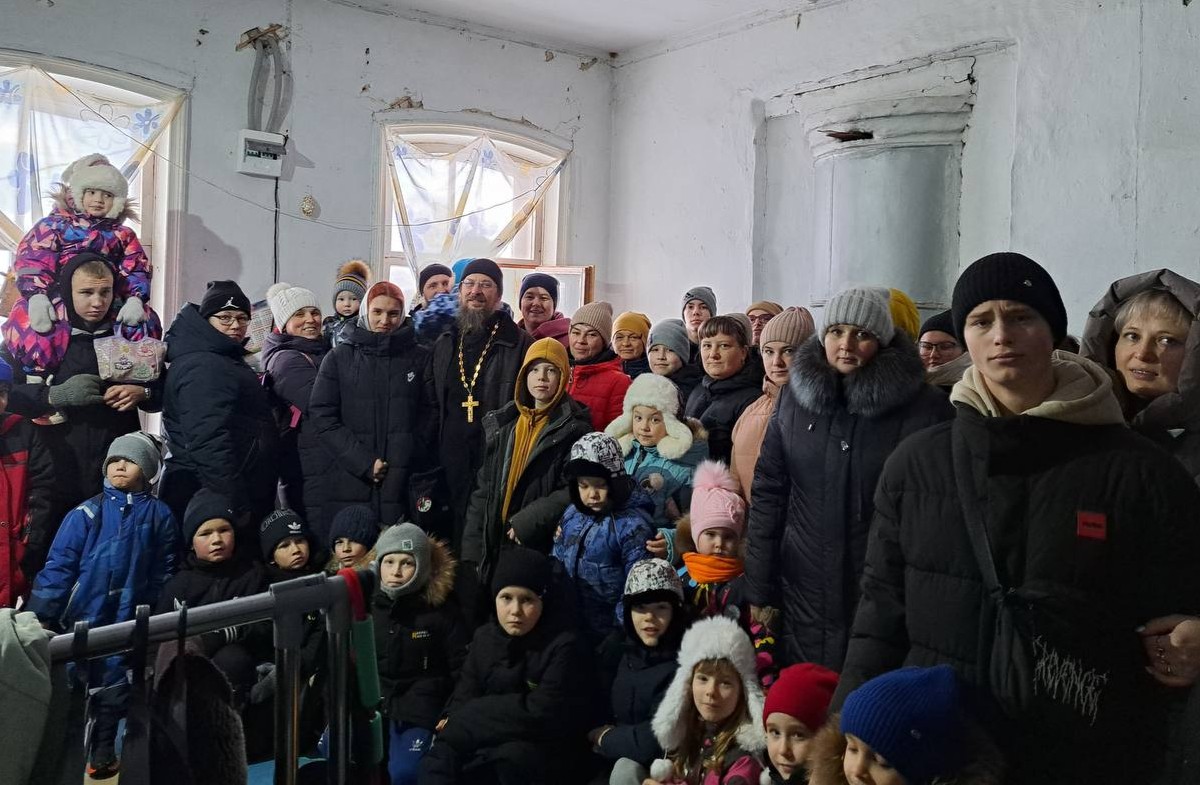 Большая компания людей на фото