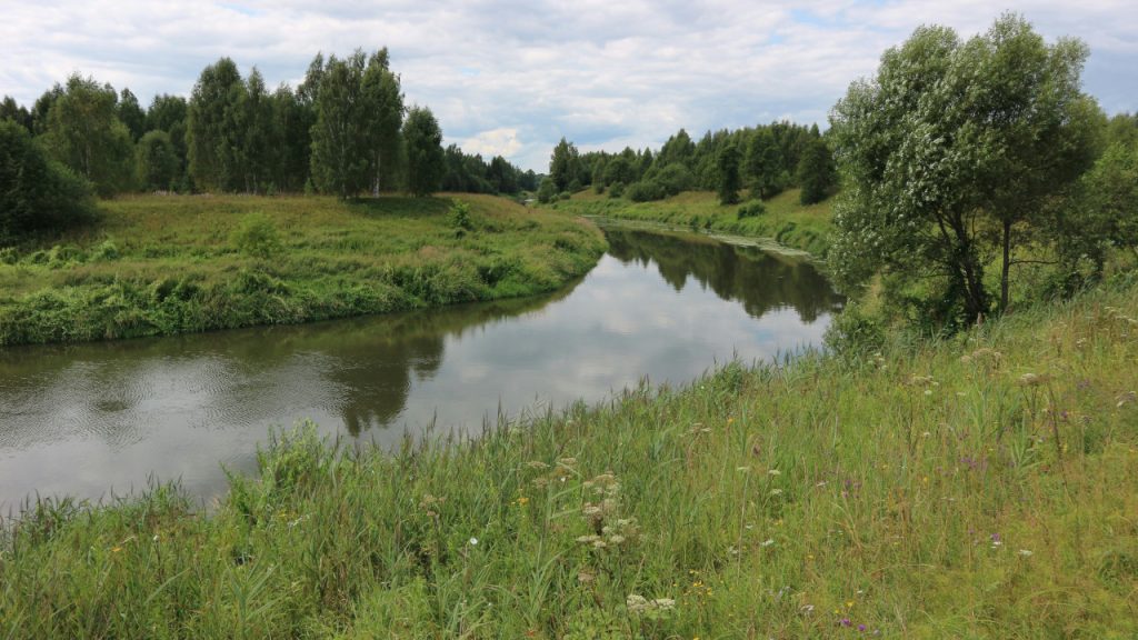 Спокойная река, между зелёными берегами
