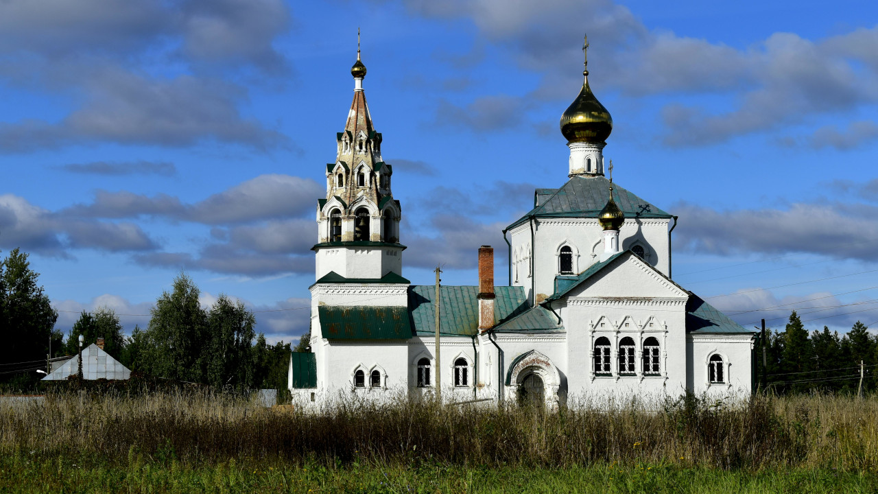 Деревенская церковь с колокольней