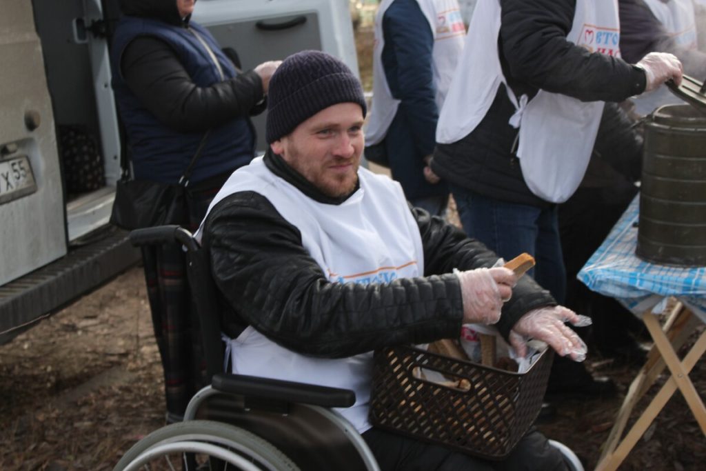 Мужчина в инвалидной коляске
